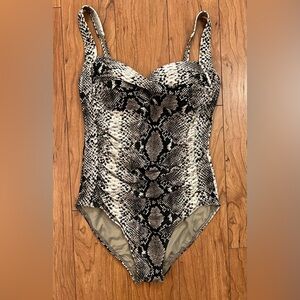 Bond-eye Size 6 D/DD Australia Women's One-Piece Padded Swimsuit Snake Print